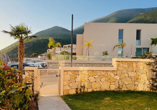 Genel bir dağ manzarası veya tatil evinden çekilmiş bir dağ manzarası