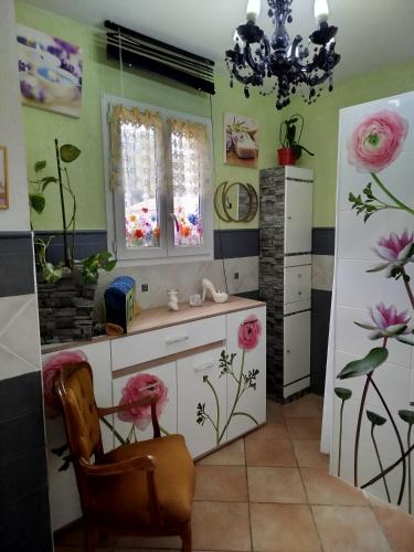 a bathroom with a sink and a chair at ICI et MAINTENANT Entre Terre et Mer in Solliès-Toucas