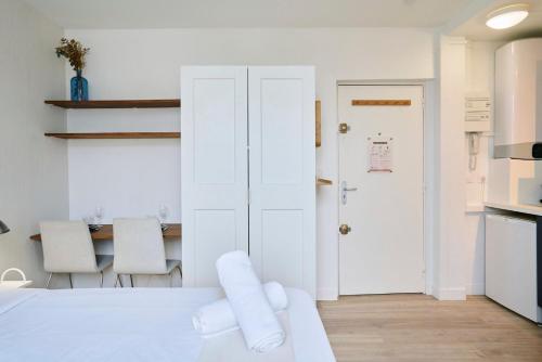 Lova arba lovos apgyvendinimo įstaigoje Equipped studio - near train stations