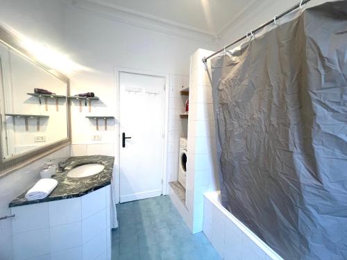 a bathroom with a sink and a shower at Bilocale zona Testaccio in Rome