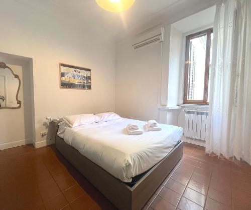 a bedroom with a bed with two towels on it at Bilocale zona Testaccio in Rome