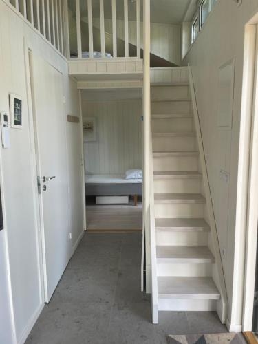 eine Treppe in einem Zimmer mit einem Etagenbett in der Unterkunft Hamngardi in Stånga