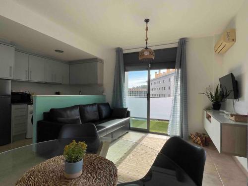 Bonito piso con terraza y piscina, cerca del mar