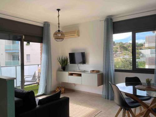Bonito piso con terraza y piscina, cerca del mar