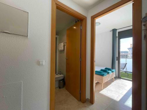 Bonito piso con terraza y piscina, cerca del mar