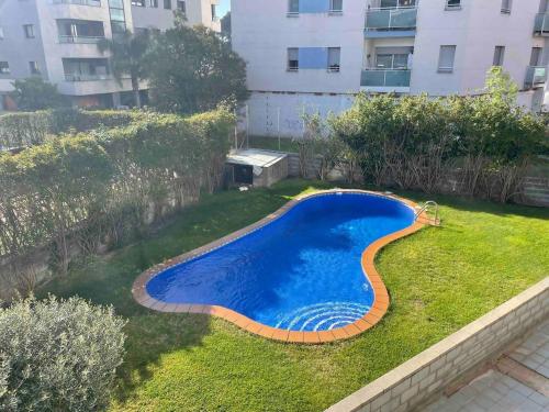 Bonito piso con terraza y piscina, cerca del mar