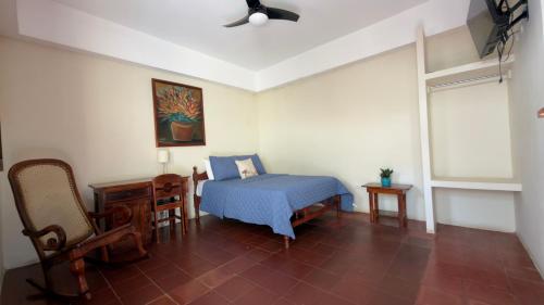 a bedroom with a bed and a table and a chair at Hotel Vizcaíno León in León