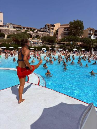 F2 VILLAGE CAP ESTEREL- Vue Montagnes et Golf- ÉQUIPEMENTS TOUT INCLUS