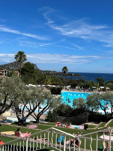 F2 VILLAGE CAP ESTEREL- Vue Montagnes et Golf- ÉQUIPEMENTS TOUT INCLUS