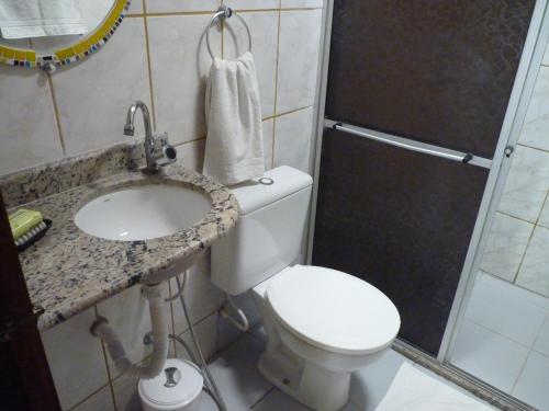 Bilik mandi di Pousada Meu Sossego