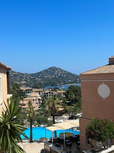 F2 VILLAGE CAP ESTEREL- Vue Montagnes et Golf- ÉQUIPEMENTS TOUT INCLUS