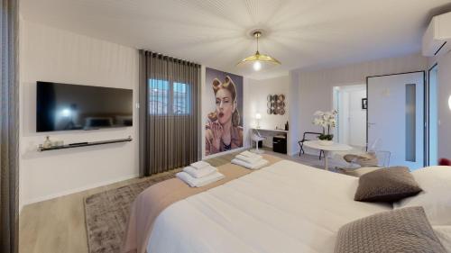 a bedroom with a large white bed in a room at Villa "La Recrée Toulousaine " Clim & SPA-12 couchages in Cugnaux