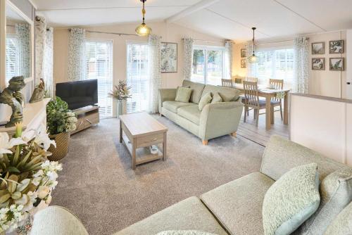 The Yorkshire Burrow Lodge with Hot Tub photo 6