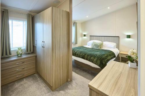 The Yorkshire Burrow Lodge with Hot Tub photo 8