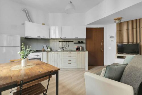 NEW! Stylish 3-Person Flat by Metro M3 & Sunny Balcony