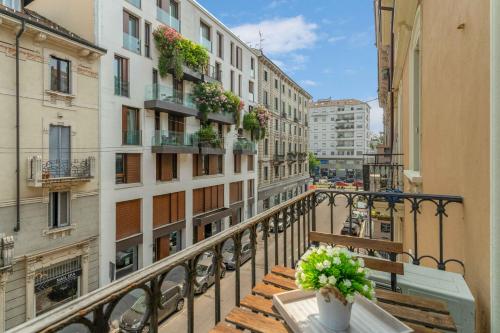 NEW! Stylish 3-Person Flat by Metro M3 & Sunny Balcony