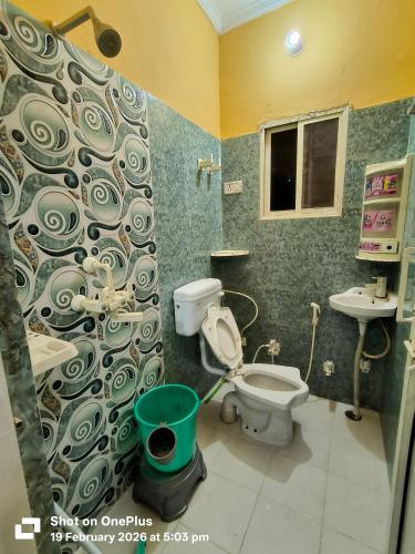 a bathroom with a toilet and a sink at Vraja Kishori Sewa Dham in Vrindāvan