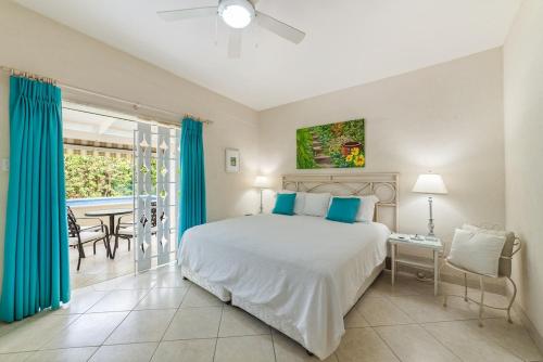 Un dormitorio con una cama y una mesa y sillas. en 82 Cherry Avenue, en Saint James