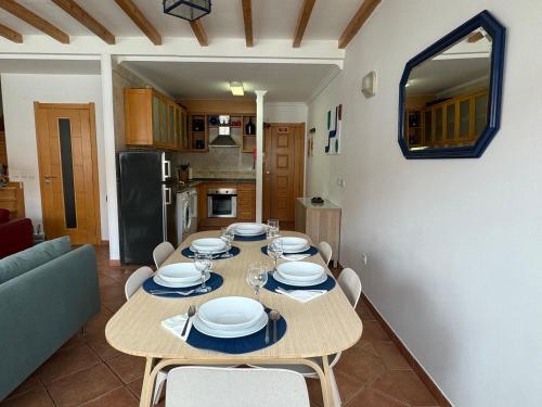 a dining room with a table and chairs and a kitchen at Porto Covo / Costa Alentejana in Porto Covo