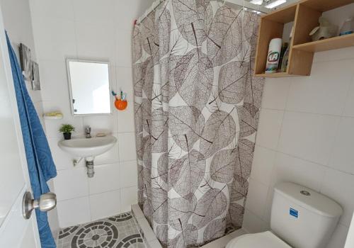 a bathroom with a shower with a toilet and a sink at Habitacion privada y central in Barranquilla