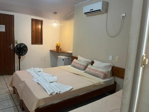 a hospital room with a bed with towels on it at Pousada Taba de Canes in Canavieiras