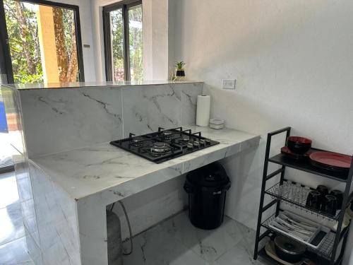 una cucina con un bancone con una stufa al suo interno di Blue Dream a Los Altos de Cerro Azul