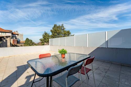 Experience the Charm Porto Apartment with Terrace
