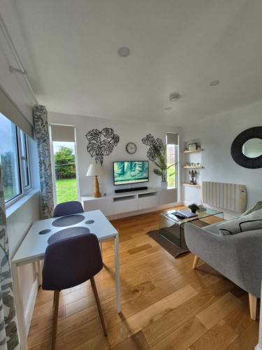 ein Wohnzimmer mit Sofa und Tisch in der Unterkunft Vimy House in Clifden