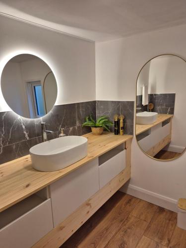ein Badezimmer mit Waschbecken und Spiegel in der Unterkunft Vimy House in Clifden