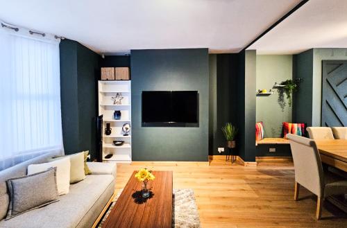 Luxe Retreat - Steps from Stadium - Pool Table, Ping Pong, Football Table photo 10