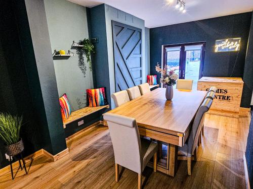 Luxe Retreat - Steps from Stadium - Pool Table, Ping Pong, Football Table photo 5
