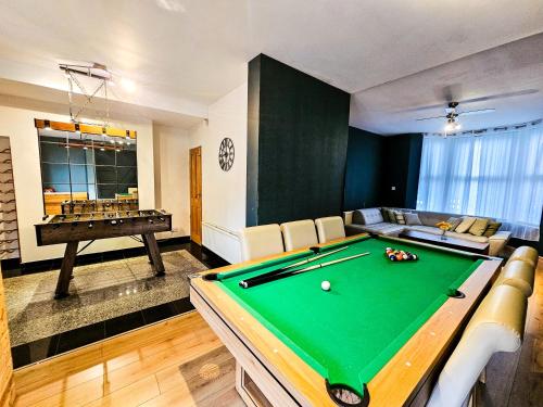 Luxe Retreat - Steps from Stadium - Pool Table, Ping Pong, Football Table photo 6