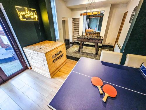 Luxe Retreat - Steps from Stadium - Pool Table, Ping Pong, Football Table photo 35