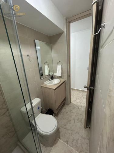 a bathroom with a toilet and a sink and a mirror at KD Prime Suite Al Norte de la Ciudad in Valledupar