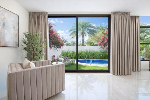 Massive LuxXo Family & Friends Villa with Private Pool, Parking & Housekeeping Quick Access to Downtown, Mall of Emirates, Marina