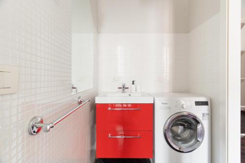 GuestHost - Cozy Balcony Apartment Milano Meda