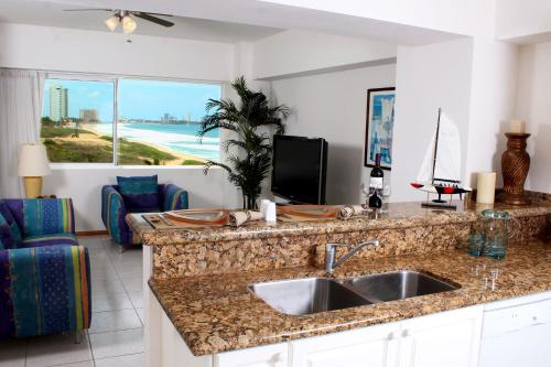 cocina con fregadero y vistas al océano en Quintas del Mar II, en Los Cerritos
