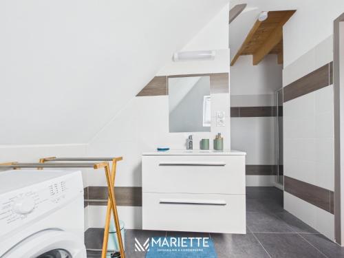 a laundry room with a sink and a washing machine at -LE CHALET- Joli cocon au centre de Concarneau in Concarneau