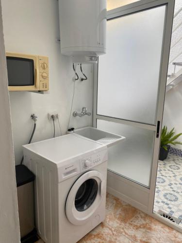 a washer and dryer in a bathroom with a sink at Angeleyes in San Pedro del Pinatar