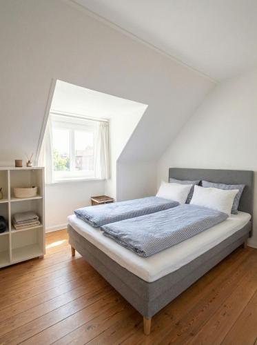 a bedroom with a bed and a window at Penthouse - 3BR - Esbjerg Island in Esbjerg