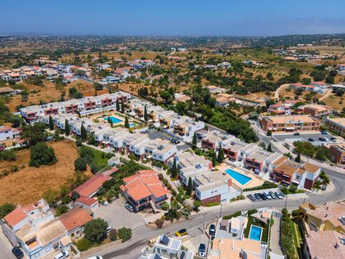 Vitismar II com piscina, jardim e garagem