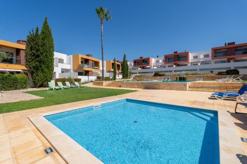 Vitismar II com piscina, jardim e garagem