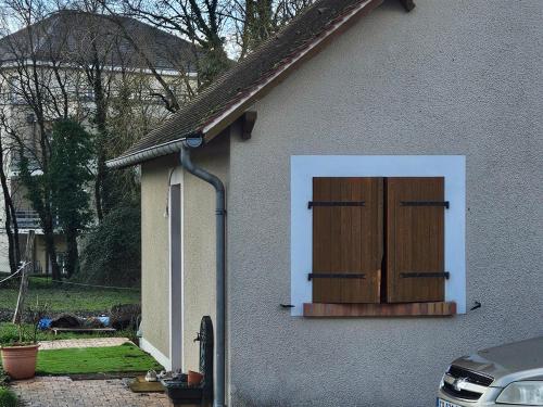 a door on the side of a house at Studio plainpied in Saint-Doulchard