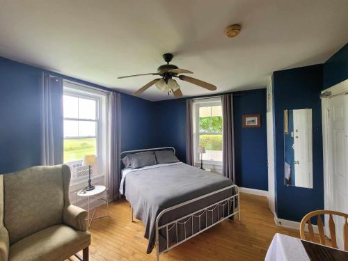 Кровать или кровати в номере Auberge Vue d'la Dune - Dune View Inn