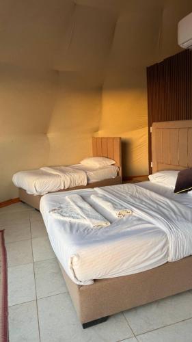 เตียงในห้องที่ sayd camp
