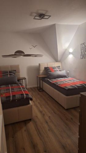 two beds in a room with a ceiling at Parva Domus XL in Xanten