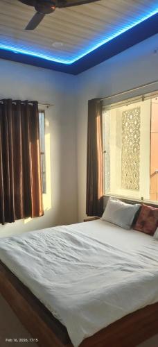 a bedroom with a large bed with a window at Shyam Krapa in Rīngas