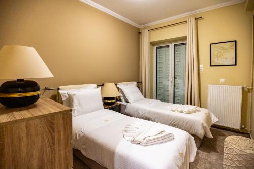 a hotel room with two beds and a lamp at Elitee Superior Mountain Residence in Vitina