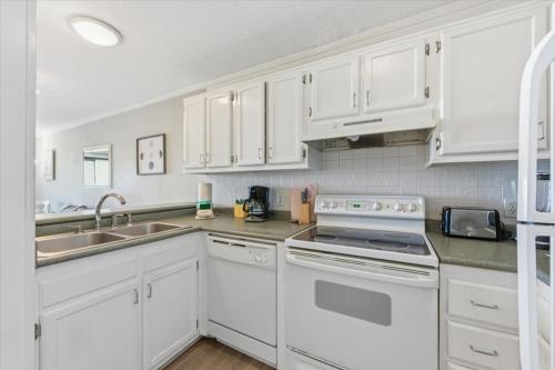 Coastal 2BR Condo w Ocean Views & Pool photo 8