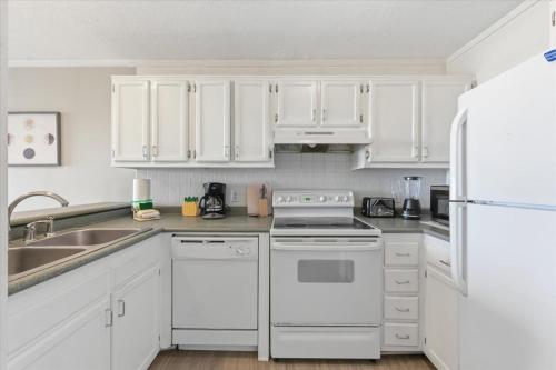 Coastal 2BR Condo w Ocean Views & Pool photo 21
